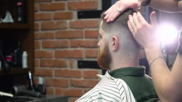 理发店的理发师用洗发水和消毒剂给顾客洗头 — 图库视频影像