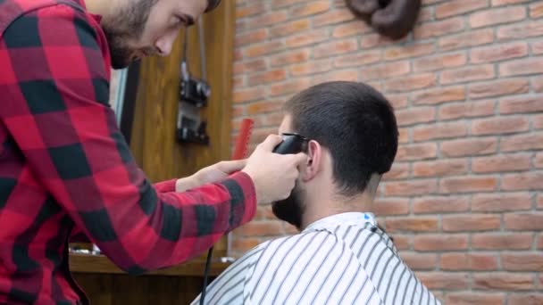 Pielęgnacja fryzury dla młodych stylowych mężczyzn w fryzjerze. Męskie piękno. Salon piękności dla mężczyzn — Wideo stockowe
