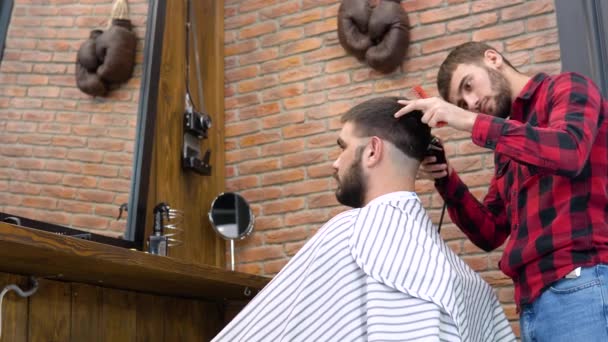 男人在时尚理发店理发 — 图库视频影像