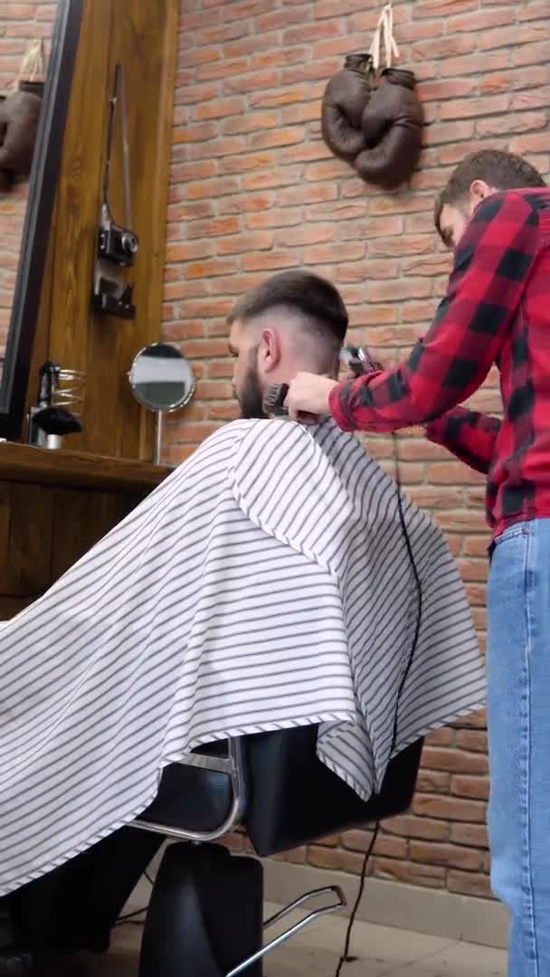 理发店为男性提供高质量的理发服务。垂直录像 — 图库视频影像