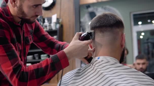 Serviços de cabeleireiro de alta qualidade para homens na barbearia. Vídeo vertical — Vídeo de Stock