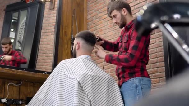 Serviços de cabeleireiro de alta qualidade para homens na barbearia. Vídeo vertical — Vídeo de Stock