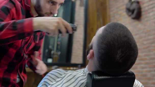 Corte de cabelo de barba em uma barbearia masculina. Dois jovens. Aparência elegante — Vídeo de Stock