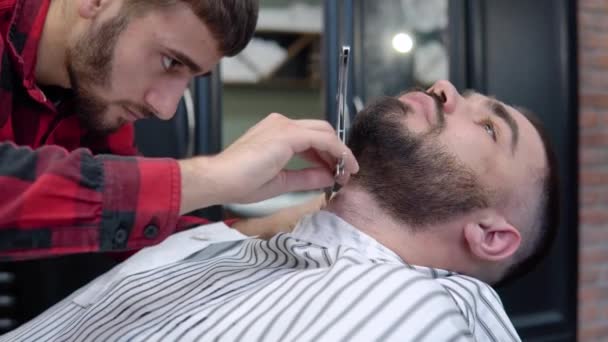 Tökéletes férfi stílus. Divatos modern szakáll és frizura — Stock videók