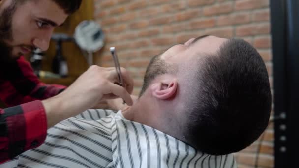 Cura barba per i giovani uomini alla moda in un barbiere. Bellezza maschile. Salone di bellezza per gli uomini — Video Stock