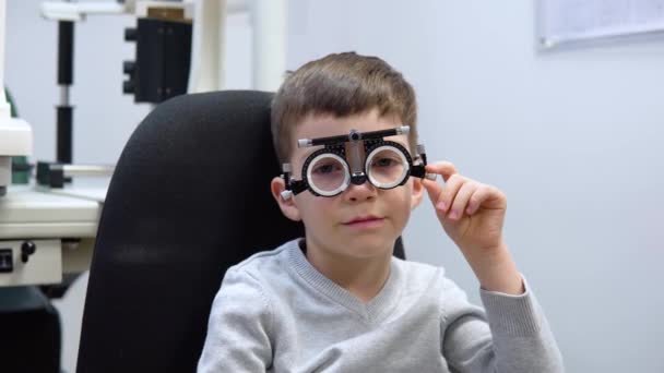 Běloch ve zkušebním rámci pro výběr kontaktních čoček na setkání s oftalmologem — Stock video