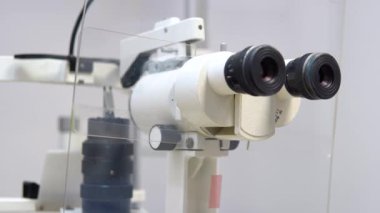 Görme testi için göz doktorunun göz doktoruna ait cihazlar. Göz altı ekipmanları