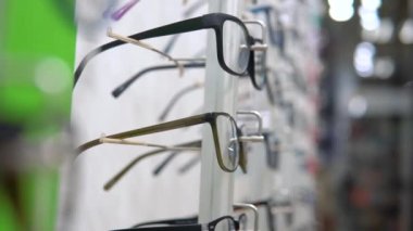 Göz düzeltmesi için gözlüklü bir gösteri. Optik, optik dükkan