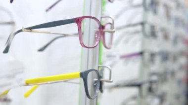 Şeffaf mercekli gözlüklü bir vitrin. Optik, optik dükkan
