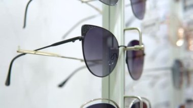 Güneş gözlüklü bir vitrin. Optik, optik dükkan