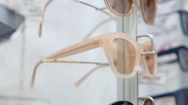 Şık gözlüklü ve güneş gözlüklü bir gösteri. Optik, optik dükkan