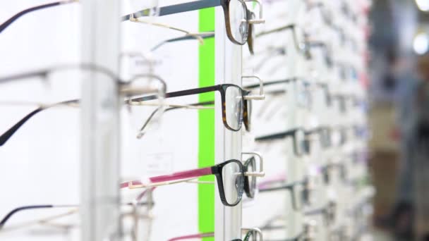 Vitrine mit Brille zur Augenkorrektur. Optik, Optik — Stockvideo