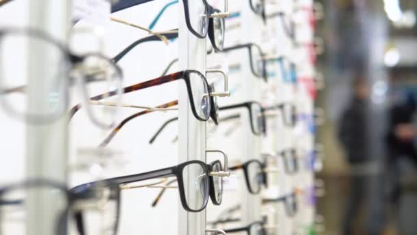 Szemüveges bemutató a szemkorrekcióhoz. Optika, optikai bolt — Stock videók