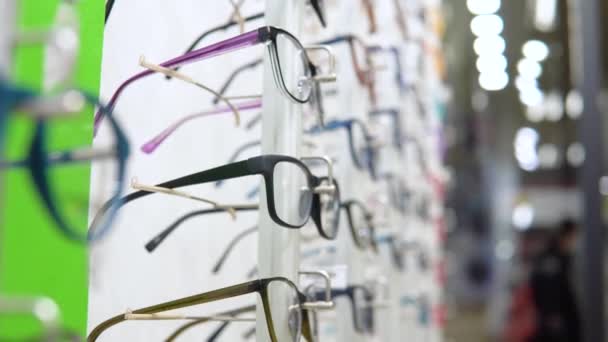 Szemüveges bemutató a szemkorrekcióhoz. Optika, optikai bolt — Stock videók