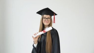 Beyaz arka planda diploması olan mutlu kız öğrenci. Cerrahi Ustası