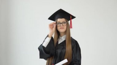 Beyaz arka planda diploması olan mutlu kız öğrenci. Kutsal İlahiyat Ustası