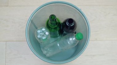 Adam geri dönüşüm için plastik atıkları topluyor. Çöp ayıklama. Plastik geri dönüşüm. Çöp kutusu boşaltıldı.