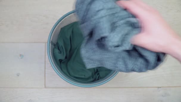 Une main d'homme sort divers vêtements de la poubelle. Tri et traitement des déchets. Tri des ordures. Recyclage. La poubelle remplie devient vide — Video