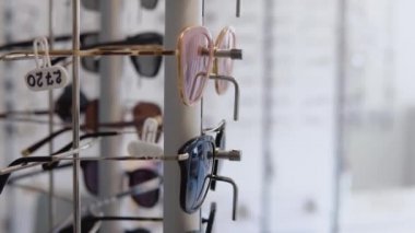 Mağazada ya da oftalmoloji kliniğinde çok çeşitli bardaklar var. Yan raf görünümü