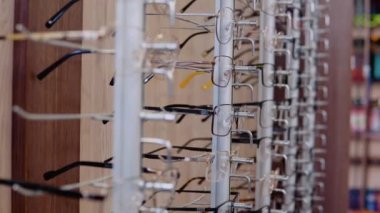 Mağazada ya da oftalmoloji kliniğinde çok çeşitli bardaklar var. Yan raf görünümü