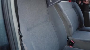 Otomatik temizleme. Makinenin ön paneli temizlik süpürgesi ile temizleniyor. Temizlik maddesiyle mobilyaların ıslak temizleme başlığı ile temizleniyor.