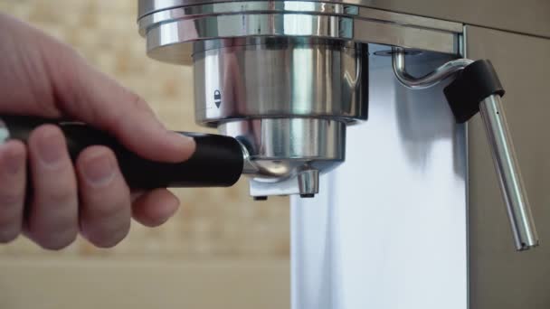 Het verwijderen van een portafilter uit de koffiemachine door een man met een schone huid — Stockvideo