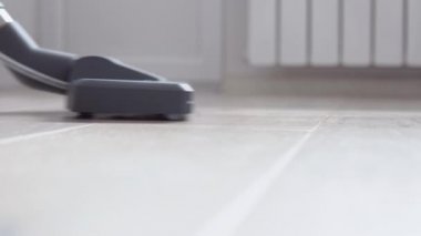 Açık meşe zemininin süpürgesi. Elektrik süpürgesinin başlığı yere konur.