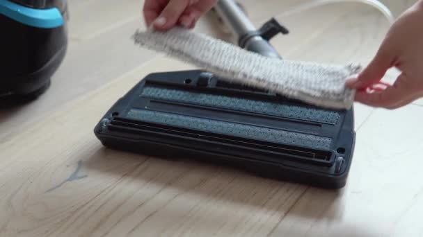 A porszívó előkészítése nedves tisztításra. Textil felmosórongy rögzítése a fúvókán a padló sima felületeinek nedves tisztításához — Stock videók