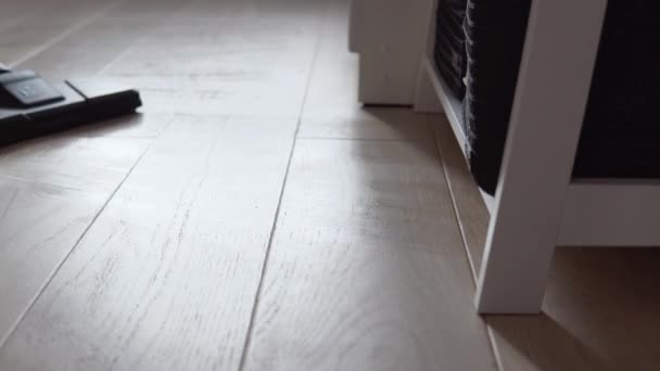 Vacuuming the light oak floor with water. Wet cleaning of housing. Technologies that facilitate cleaning. Modern household appliances — Stock Video