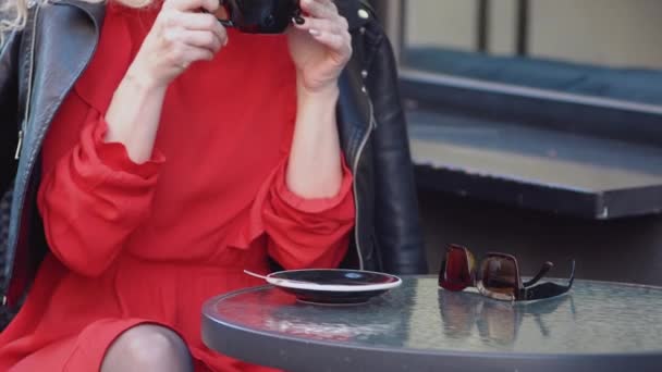 Estetika červené a černé barvy. Mladá romantická žena pije kávu na terase restaurace. Ranní rituál — Stock video