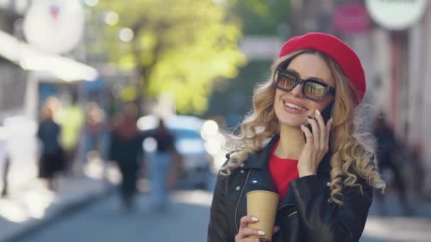 Υψηλής ποιότητας κυψελοειδή κινητή επικοινωνία. 3G, 4G, 5G κάλυψη. Μια γυναίκα μιλάει στο κινητό. — Αρχείο Βίντεο