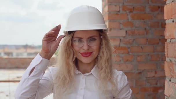 Arquiteta feminina em trajes de negócios fica no canteiro de obras — Vídeo de Stock