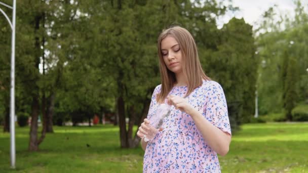 Летний парк для беременных женщин — стоковое видео