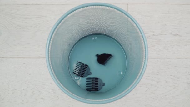 Eine alte Haarschneidemaschine mit Düsen fällt in den Müll. Kaputte Geräte — Stockvideo