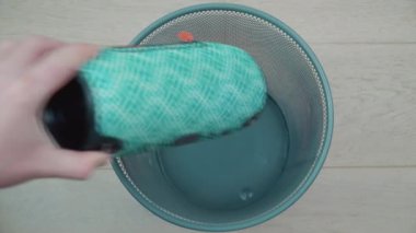 Bozuk eski bir portatif müzik çalar çöpün dibine düşer. Üst Manzara. Cep telefonu tamiri