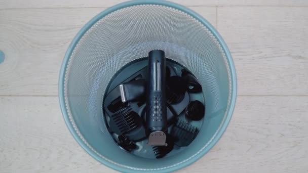 Trash can with clipper and accessories rotates around its axis — Stock Video