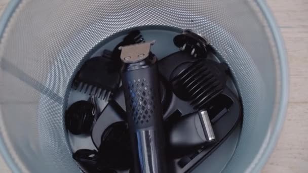 El bote de basura con el clipper y sus accesorios gira alrededor de su eje. Equipo de mala calidad para peluquería y peluquería. Equipos para peluquerías — Vídeo de stock