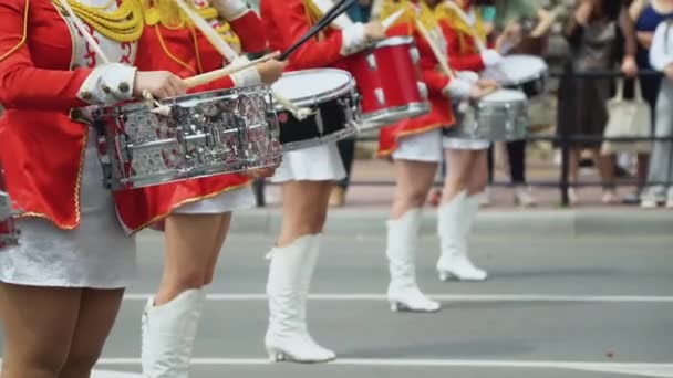 Chicas jóvenes baterista en uniforme vintage rojo en el desfile. Actuación callejera. Desfile de majorettes — Vídeos de Stock