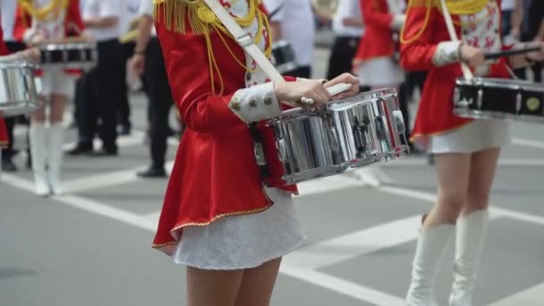 Mladé dívky bubeníka v červené retro uniformě na přehlídce. Pouliční představení. Přehlídka joretek — Stock video
