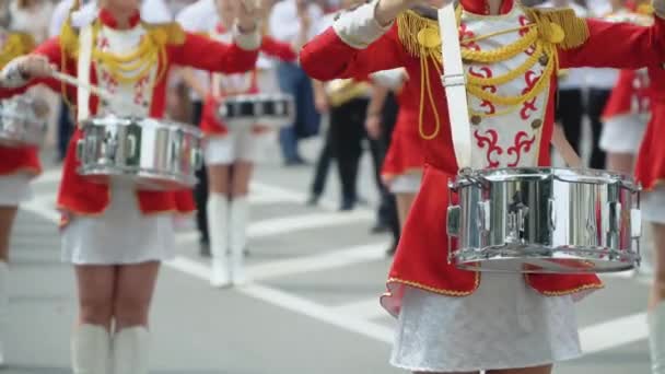 Ternopil, Oekraïne 2 juli 2021: Jonge meisjes drummer in rood vintage uniform op de parade. Straatvoorstelling van feestelijke mars van drummers meisjes in rode kostuums op straat — Stockvideo