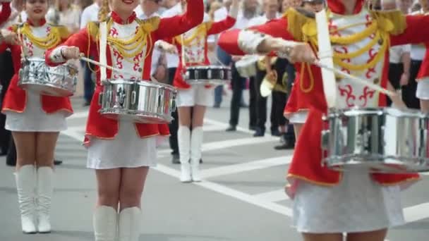 Ternopil, Oekraïne 2 juli 2021: Jonge meisjes drummer in rood vintage uniform op de parade. Straatoptreden. Parade van majorettes — Stockvideo