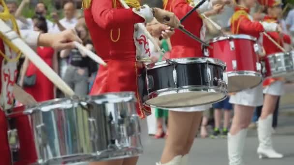 Chicas jóvenes baterista en uniforme vintage rojo en el desfile. Actuación callejera. Desfile de majorettes — Vídeos de Stock