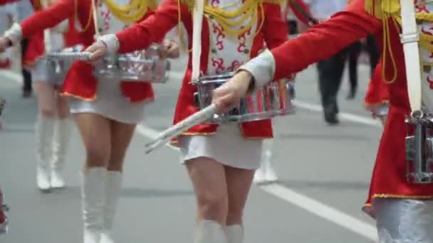 Mladé dívky bubeníka v červené retro uniformě na přehlídce. Pouliční představení. Přehlídka joretek — Stock video