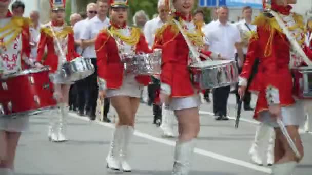 Ternopil, Ukraine July 2, 2021: Young girls drummer in red vintage uniform at the parade. Street performance. Parade of majorettes — Stock Video