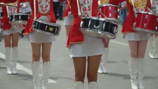 ストリートパフォーマンス。パレードで赤いヴィンテージの制服を着た女性のドラマーの手のクローズアップ — ストック動画