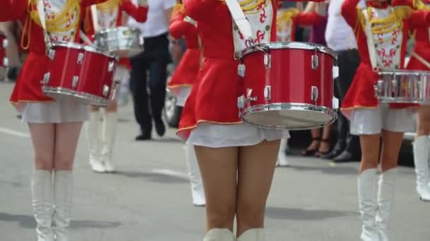 Unge piger trommeslager i rød vintage uniform på paraden. Gadeoptræden. Parade af majorettes – Stock-video