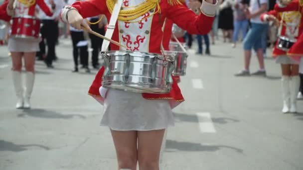 Jonge meisjes drummer in rood vintage uniform op de parade. Straatoptreden. Parade van majorettes — Stockvideo