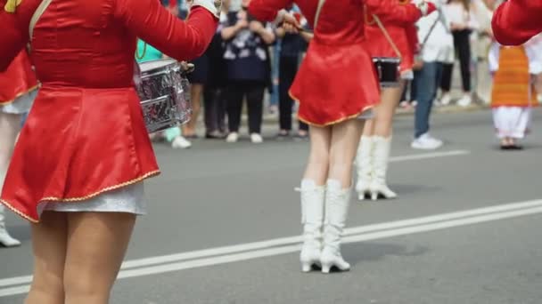 Jonge meisjes drummer in rood vintage uniform op de parade. Straatoptreden. Parade van majorettes — Stockvideo