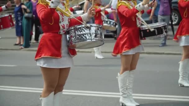 Geçit töreninde kırmızı üniformalı genç kız davulcu. Sokak performansı. Majorette 'lerin geçit töreni — Stok video