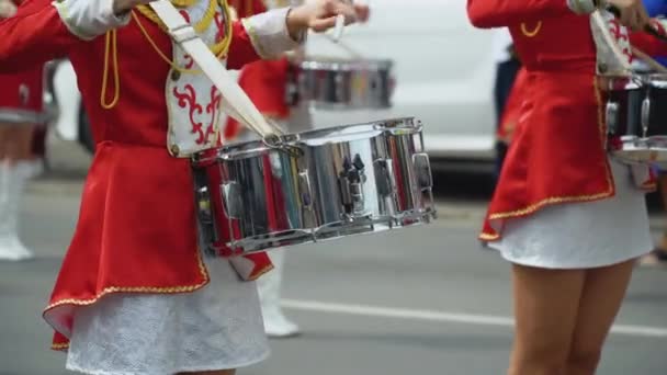 Zbliżenie żeńskich perkusistek w czerwonym, vintage uniformie na paradzie. Parada mażoretek — Wideo stockowe